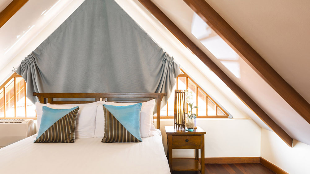 Tawantok Beach Villas - Restful attic guest bedroom